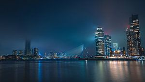 Neblige Nacht in Rotterdam von Sonny Vermeer