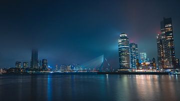 Foggy Night Rotterdam van Sonny Vermeer
