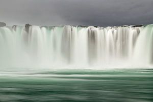 La Godafoss, cascade des dieux dans le nord de l'Islande sur Gerry van Roosmalen