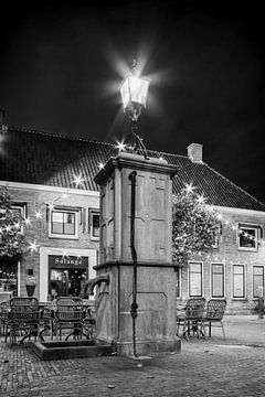 De Pomp bei De Plaats in IJsselstein bei Nacht in schwarz-weiß