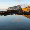 Reflet de la côte rocheuse dans la mer calme sur Adriana Mueller