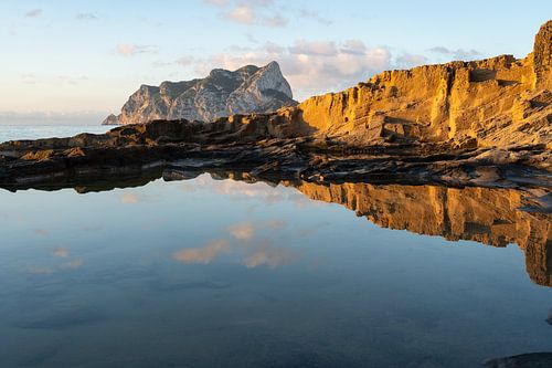 Reflet de la côte rocheuse dans la mer calme sur Adriana Mueller
