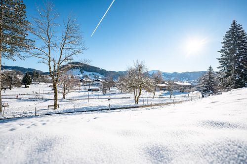 Oberstaufen Park in de winter met uitzicht op de Hochgrat