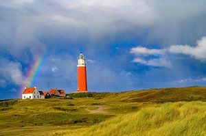 Texelse vuurtoren in de duinen met een regenboog en stormlucht van Sjoerd van der Wal Fotografie