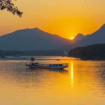 Langzame boot bij zonsondergang op de Mekong bij Luang Prabang in Laos van Walter G. Allgöwer