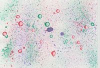 Aquarelle avec des éclaboussures de peinture colorée et des gouttes de bleu, de vert et de rouge