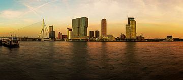 Rotterdamse skyline bij zonsondergang