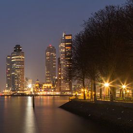 Zicht op Erasmusbrug en kop van Zuid in Rotterdam. von Arjan van Dam