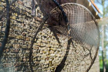 Oude visfuik hangend te drongen in vissersdorp