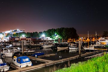 Plezierhaven in Ridderkerk bij Nacht van Rens Bok