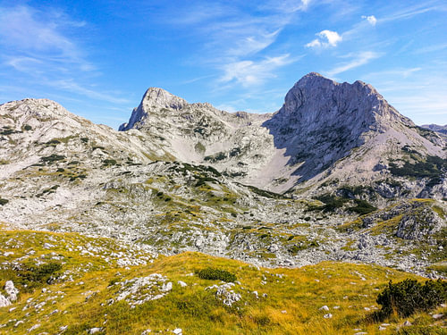 Ongerepte wildernis, eeuwenoude bossen en indrukwekkende berglandschappen: Het Nationaal Park Sutjeska laat de natuur van Bosnië van zijn meest ongerepte en spectaculaire kant zien.