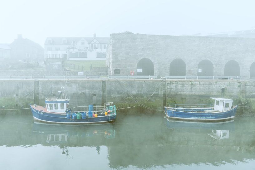 Fischerboote im Hafen von Seahouses von Adriaan Westra