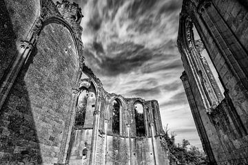 Old church and abbey ruins in the Loire Valley, France, by Fotografiecor .nl