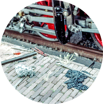 Oliekan en moersleutels op perron voor Stoomtrein I Noord-Holland I Vintage kleurenprint