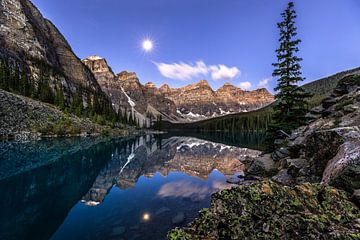 Moraine Lake ( blauwe uur) in Canada. van Gunter Nuyts