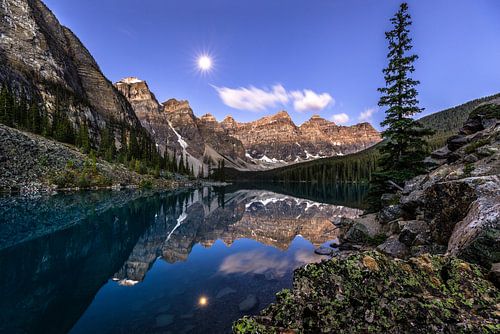 Moraine Lake ( blauwe uur) in Canada.