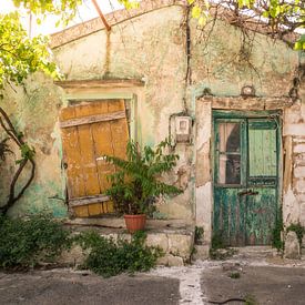 Alte grüne Tür mit Fensterladen in Griechenland