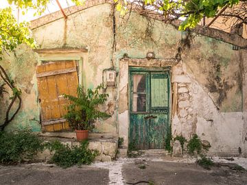 Vieille porte verte avec volet de fenêtre en Grèce