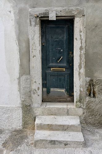 Morbid charm of old walls - contemporary witnesses in the historic centre of Lisbon