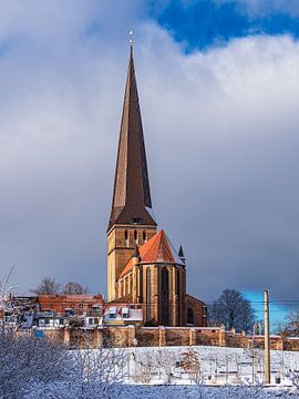 Gezicht op de Sint-Pieterskerk in de winter in de Hanzestad Rostock van Rico Ködder