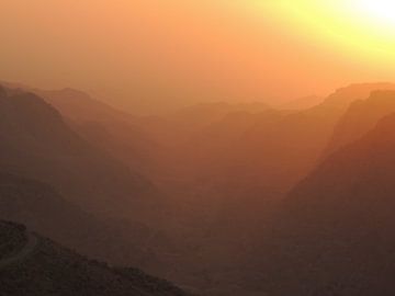 Zonsondergang in Dana, Jordanië van Nadine Geerinck