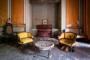 Verlassenes Klavier im Wohnzimmer.