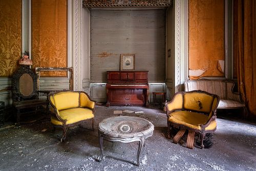 Piano abandonné dans le salon.