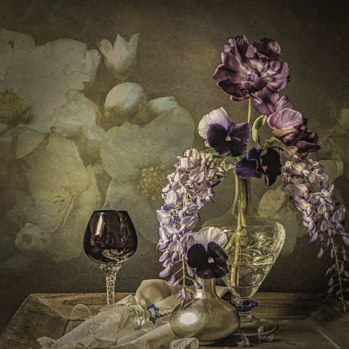 Zacht stilleven met bloemen. Taupe.