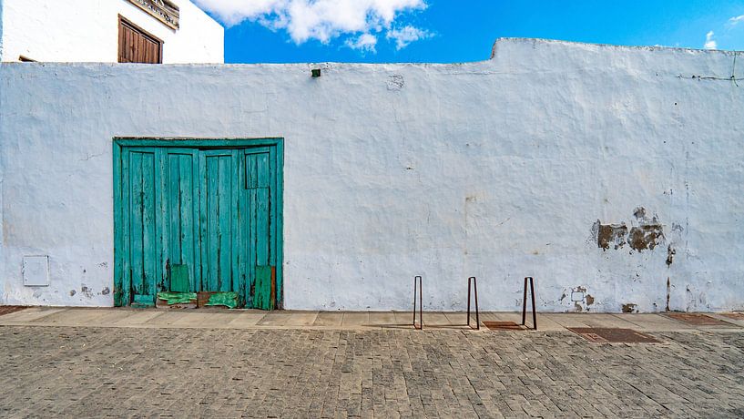 Porte verte sur maison blanche avec ciel bleu | Teguise / Lanzarote par Flatfield