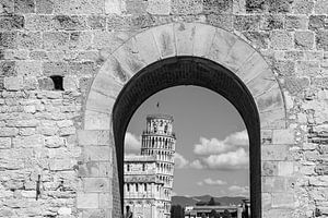 Zicht op de Scheve Toren van Pisa vanaf de stadspoort in zwart-wit van Animaflora PicsStock