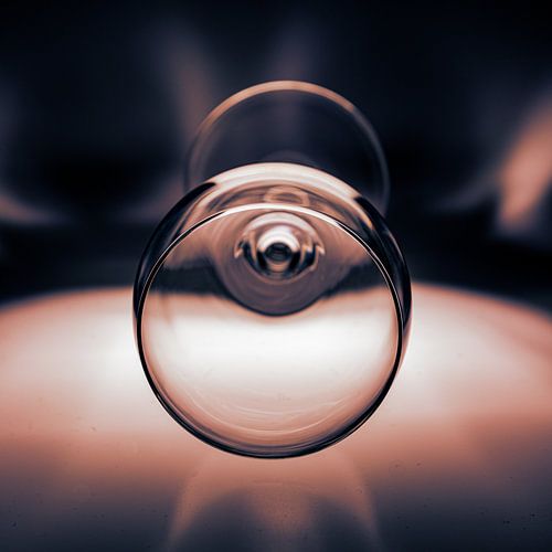 Verre à vin sur fond bleu et orange