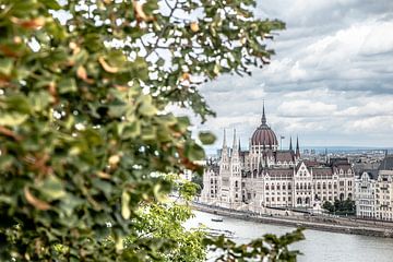 Het Parlement van Hongarije in Boedapest vanaf de Gellert Heuvel met uitzicht op de Donau
