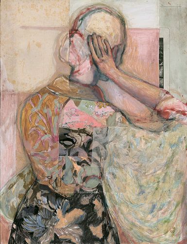 Vrouw in een zachte gebloemde Kimono Dawn