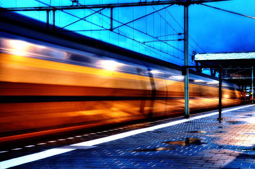 Trein te Rotterdam Centraal, Nederlandse Spoorwegen by Willem van den Berge