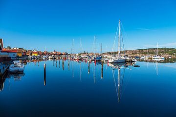 Jachthaven met boten in de stad Fjällbacka in Zweden van Rico Ködder