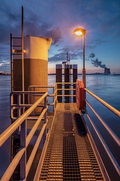 Pier met kolom en metalen roosters bij zonsondergang, haven van Antwerpen van Tony Vingerhoets