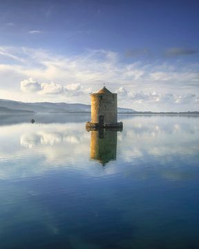 Oude Spaanse windmolen in de lagune van Orbetello, Argentario, Italië van Stefano Orazzini