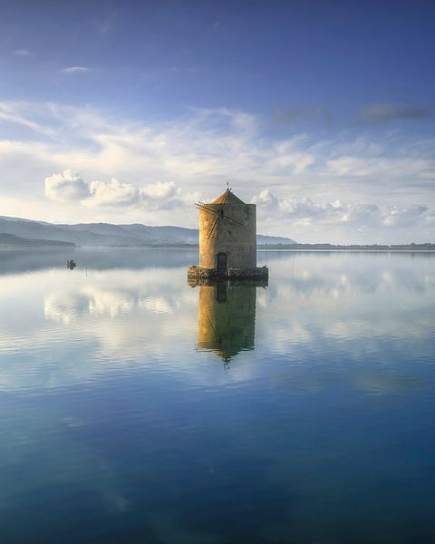 Alte spanische Windmühle in der Lagune von Orbetello, Argentario, Italien von Stefano Orazzini