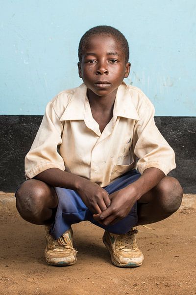 Een leerling lagere school in Tanzania van Jeroen Middelbeek