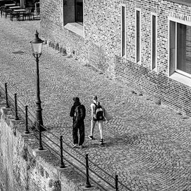 Spaziergänger auf dem Stenenwal in Maastricht von Streets of Maastricht