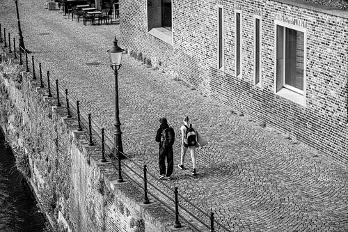 Wandelaars op de Stenenwal in Maastricht van Streets of Maastricht