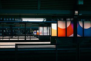 Farbfelder am Bahnsteig – modernes Bahnhofsmotiv mit Schatten | minimalistische Stadtkunst