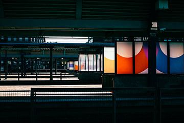 Quais color‑block – gare moderne et jeux d’ombres | géométrie urbaine minimaliste sur Brave Toaster Photos