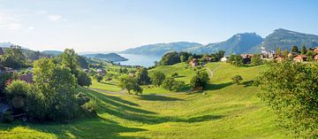 idyllisch landelijk landschap toeristenoord Krattigen, uitzicht op Nieder