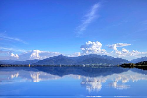 Uitzicht van de Chiemsee naar de Alpen