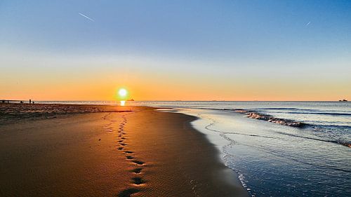 Voetstappen in het zand.