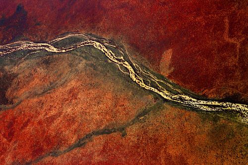 Roodbruine Aarde met droge rivier en bomen