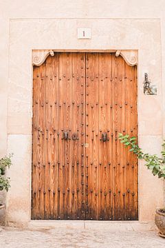 Verwitterte Holztür in Valldemossa, Mallorca von Milou Emmerik