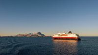 Hurtigruten cruiseschip op de open oceaan in de vroege ochtend bij zonsopgang van Robert Ruidl thumbnail