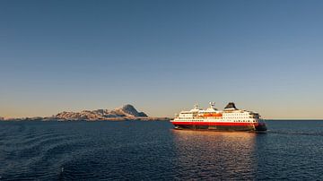 Kreuzfahrtschiff von Hurtigruten auf offenem Ozean am frühen Morgen bei Sonnenaufgang von Robert Ruidl